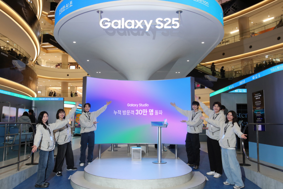 서울 영등포구 타임스퀘어 ‘갤럭시 스튜디오’에서 팬큐레이터들이 누적 방문객 30만명 돌파를 축하하고 있다. (사진=삼성전자)