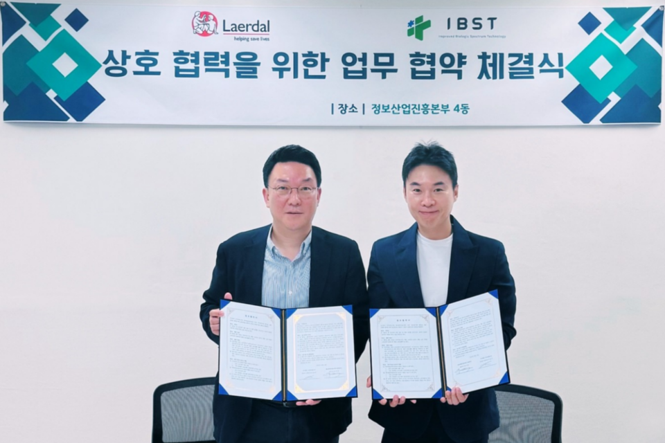 왼쪽부터 래어달코리아 윤재훈 대표, 아이비에스티 주성주 대표가 업무협약 체결 후 기념사진을 촬영하고 있다. (사진=아이비에스티)