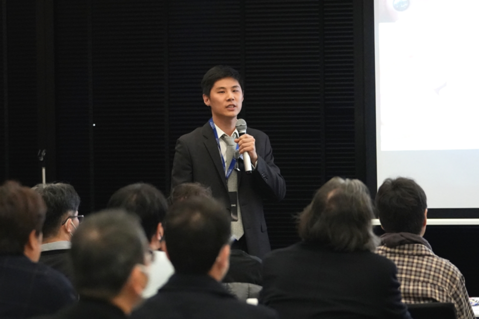 홍준기 더스퀘어치과 대표원장이 지난 17일 도쿄의 한 호텔에서 열린 미니쉬 임상사례 세미나에서 강연하고 있다. (사진=미니쉬테크놀로지)