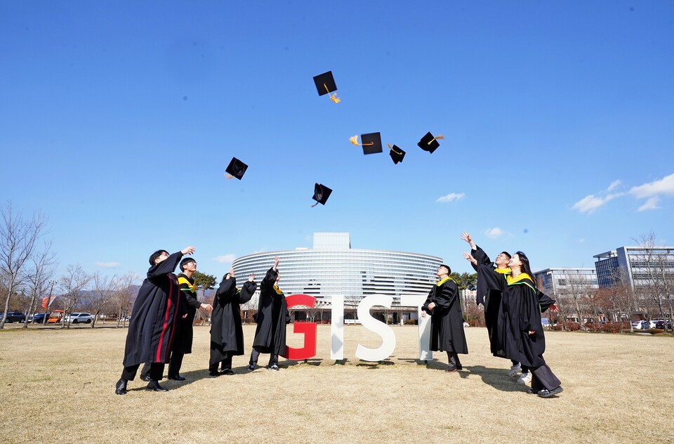 2024학년도 학위수여식에서 GIST 졸업생들이 졸업을 자축하며 학사모를 던지고 있다. (사진=지스트)