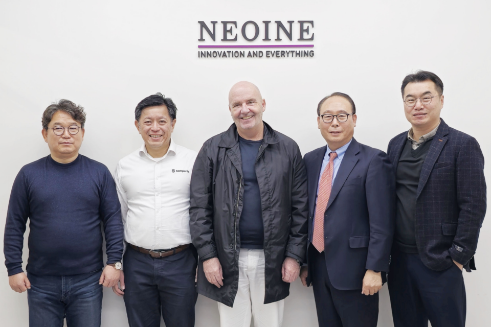 네오아이앤이 본사에서 셈페리스의 한국 시장 확대 전략 발표 후 셈페리스 APJ 총괄 제리 실라스(Gerry Sillars) 대표(가운데)와 굿모닝아이텍 윤영한 부사장(오른쪽)이 기념 촬영을 하고 있다. (사진=굿모닝아이텍)