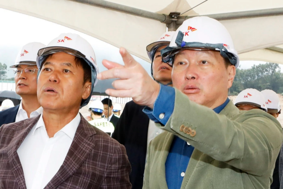 최태원 SK 회장(오른쪽)이 지난 2023년 용인 반도체 클러스터 공사 현장을 찾아 직원들을 격려하고, 현장을 둘러보고 있다. (사진=SK하이닉스)