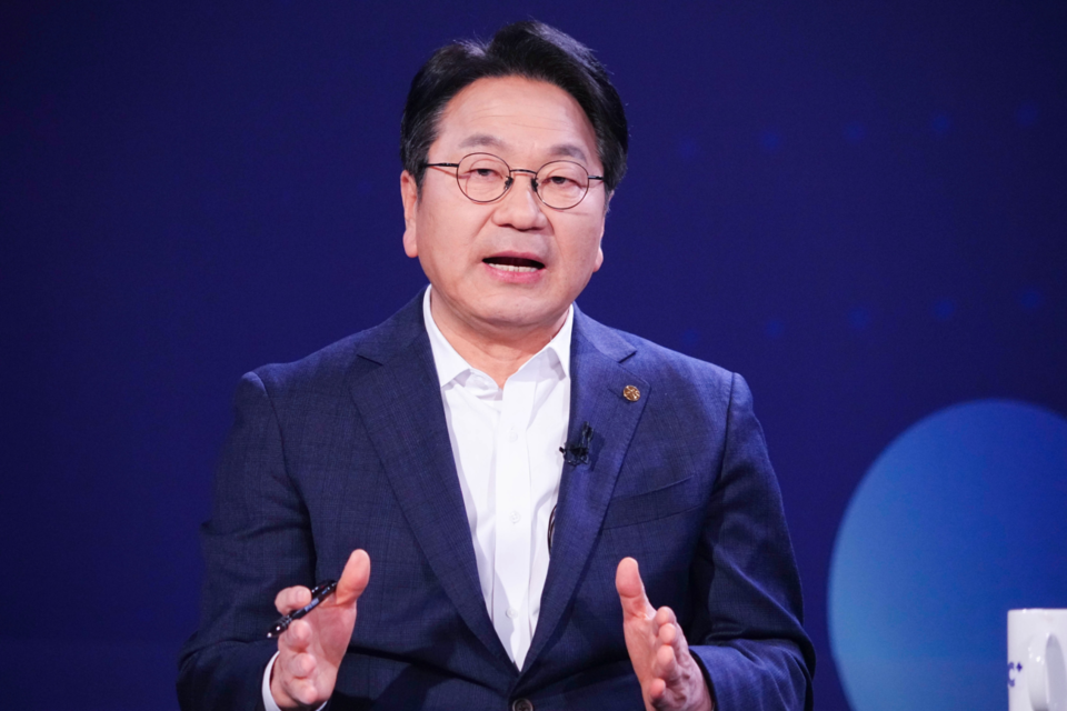 강기정 광주광역시장이 25일 오전 서울 한국방송회관에서 열린 '제2회 전국시도지사 정책토론회'에 참석해 AI 개발에 필요한 핵심자원 집약 필요성 등을 설명하고 있다. (사진=광주광역시)