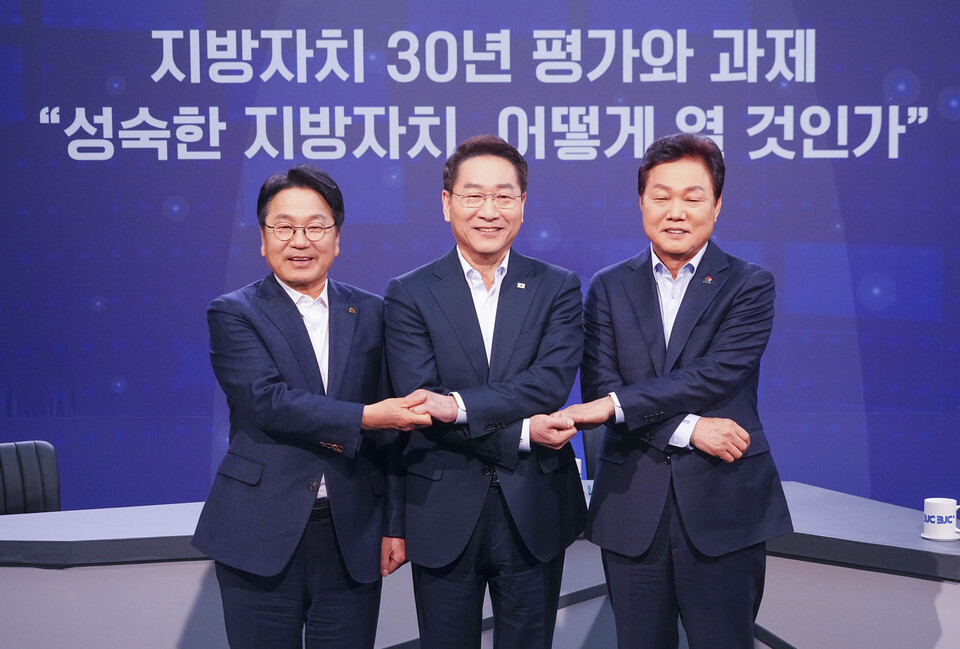 강기정 광주광역시장이 25일 오전 서울 한국방송회관에서 열린 '제2회 전국시도지사 정책토론회'에 참석해 기념촬영을 하고 있다. 왼쪽부터 강기정 광주광역시장, 유정복 인천광역시장, 박완수 경상남도지사. (사진=광주광역시)