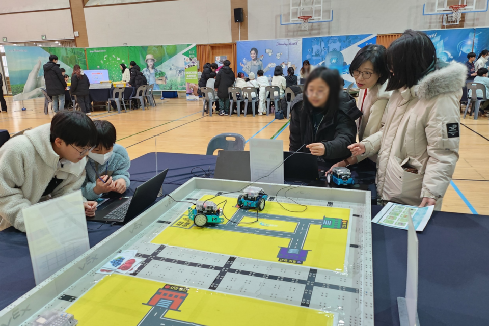 ﻿2025 디지털새싹 챌린지 경진대회에 참여한 학생들이 챌린지 과제에 도전하고 있다. (사진=테크빌교육)