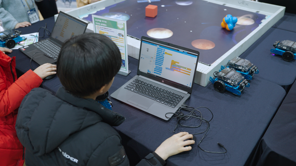 디지털새싹 챌린지 경진대회에 참가한 학생들이 챌린지 과제를 수행하고 있다. (사진=테크빌교육)