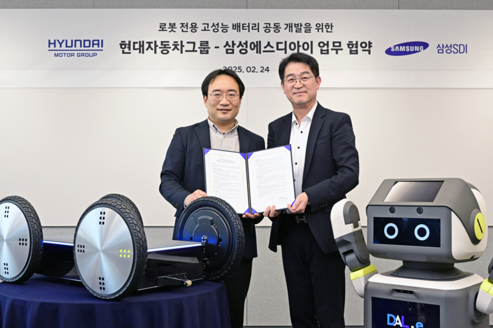 왼쪽부터 현대차·기아 로보틱스랩장 현동진 상무와 삼성SDI 소형사업부 전략마케팅팀장 조한제 부사장이 업무협약식에서 기념 촬영을 하고 있다. (사진=현대자동차그룹)