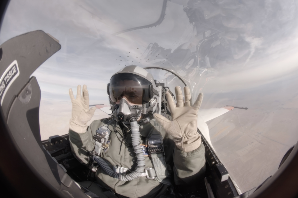 Shield AI의 Hivemind AI Pilot 기술이 적용된 전투기가 조종사의 아무런 개입이 없는 상태에서 움직이고 있다. (사진=퀀텀에어로)