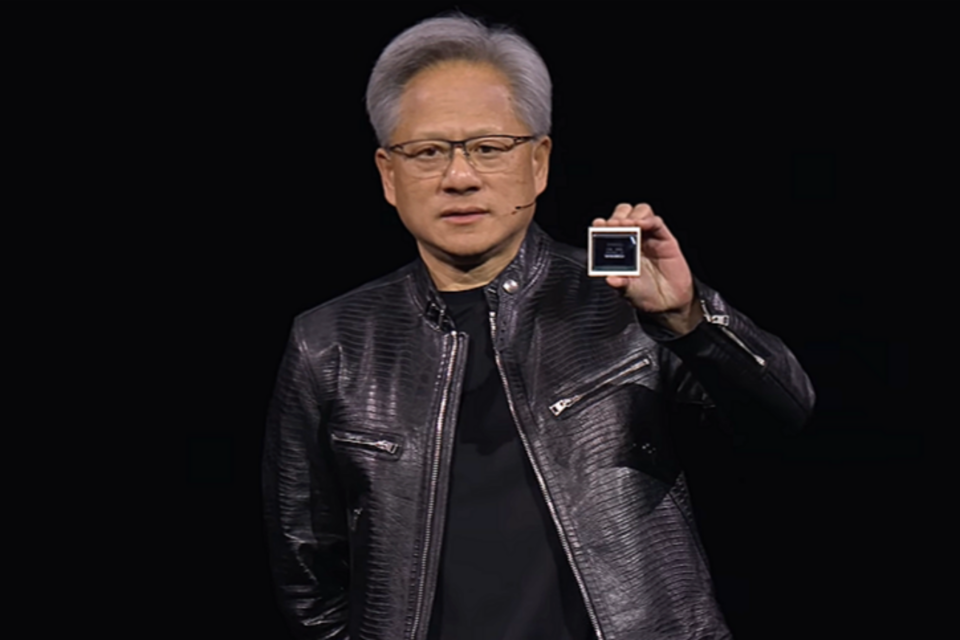 젠슨 황 CEO가 차세대 AI칩을 소개하고 있다. (사진=엔비디아)