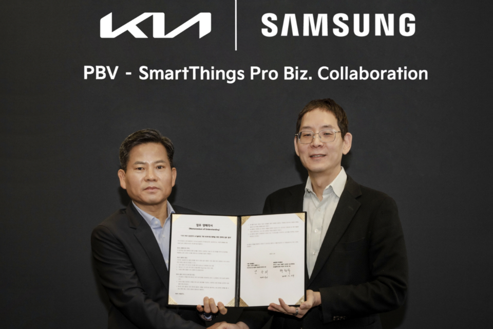 스페인 타라고나에서 열린 업무 협약식에서 삼성전자 B2B통합오퍼링센터 박찬우 부사장(오른쪽)과 기아 PBV비즈니스사업부 김상대 부사장(왼쪽)이 기념 촬영을 하고 있다. (사진=삼성전자)