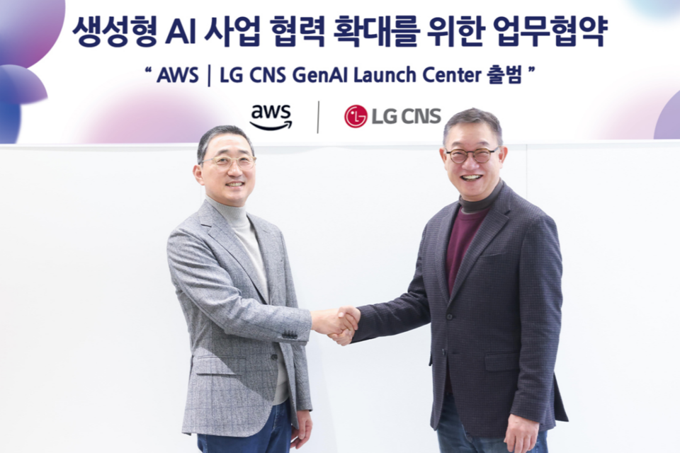 왼쪽부터 AWS코리아 함기호 대표와 LG CNS CEO 현신균 사장이 ‘AWS-LG CNS 생성형 AI 론치 센터' 출범식에서 기념 촬영을 하고 있다. (사진=LG CNS)