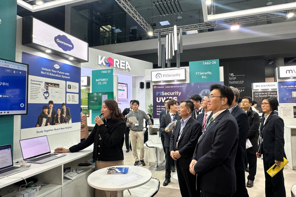 과학기술정보통신부 유상임 장관이 ‘구루미 올리고’의 AI 집중도 분석 서비스 시연을 관람하고 있다. (사진=구루미)