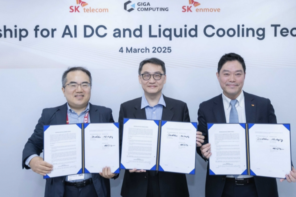 SK텔레콤은 MWC25에서 액체 냉각 분야의 선두주자인 기가 컴퓨팅, SK엔무브와 차세대 냉각 기술 개발을 위한 업무협약(MOU)을 체결했다고 5일(현지시간) 밝혔다. 왼쪽부터 양승현 SK AI R&D센터장, 다니엘 후 기가 컴퓨팅 사장, 김대중 SK엔무브 그린사업실장. (사진=SKT)