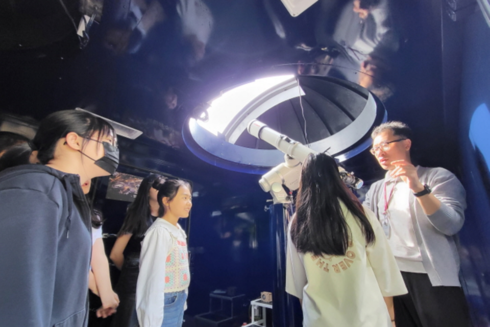 이동과학차량에서 태양관측을 하고 있는 어린이. (사진=국립광주과학관)