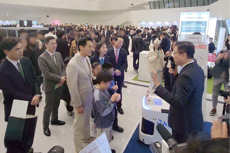 오세훈 서울시장이 ‘서울 AI 페스타 2025’ 라이노스 부스를 방문해 이상락 대표로부터 청소로봇에 대한 설명을 듣고 있다. (사진=라이노스)