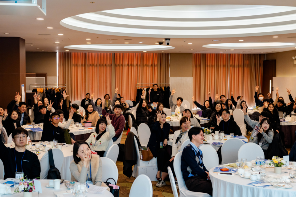 ﻿테크빌교육이 지난 22일 프레지던트 호텔에서 ‘2024 찾아가는 학교 컨설팅, 선도과정 운영기관 성과공유회’를 개최하고 우수 강사와 코디네이터 시상 등을 진행한 뒤 기념 촬영하고 있다. (사진=테크빌교육)