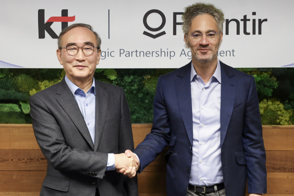 KT 김영섭 대표(왼쪽)와 팔란티어 공동 창립자 겸 CEO 알렉스 카프(오른쪽)가 12일(현지 시간) 미국에서 AX 사업 가속화를 위한 전략적 파트너십을 체결하고 기념 사진을 촬영했다.﻿ (사진=KT)