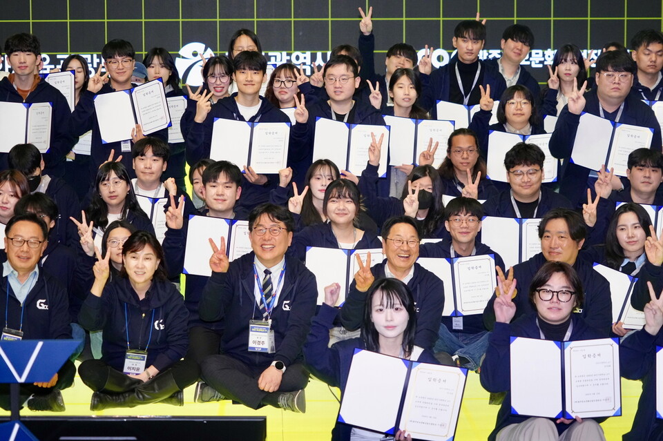 강기정 광주광역시장이 13일 광주실감콘텐츠큐브(GCC) VX스튜디오에서 열린 ‘GCC사관학교’ 제2기 교육생 입교식에 참석, 기념촬영을 하고 있다. (사진=광주광역시)