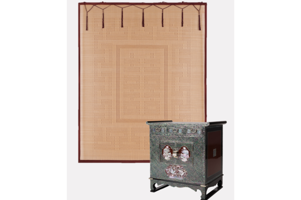 박재성 장인의 버선장(앞)과 조대용 장인의 복자문. (사진=아티클21)