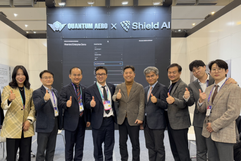 왼쪽부터 퀀텀에어로의 김미연 기술개발본부장, 홍영득 사업개발본부장, 소영민 이사, 전동근 대표, 노규덕 이사, 고기연 고문, 김강 이사, 박성민 사업개발부 팀장, 조규제 매니저. (사진=퀀텀에어로)