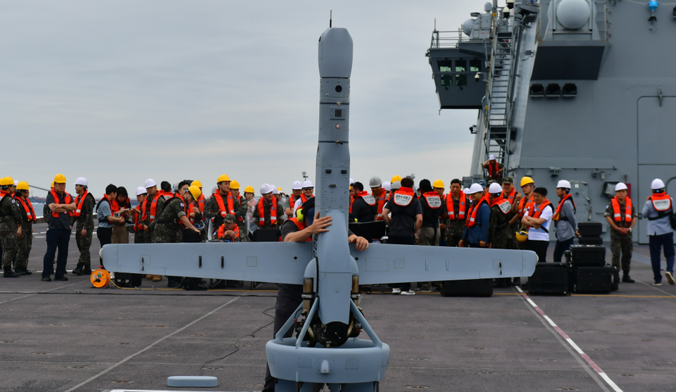 지난해 6월 해군 독도함에서 전투실험을 진행하고 있는 ‘V-BAT’ 수직이착륙무인기. (사진=퀀텀에어로)