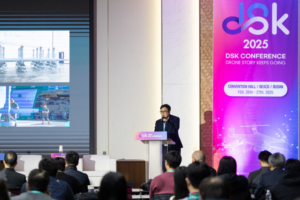 퀀텀에어로 이사회 전동근 의장이 드론쇼코리아 2025 컨퍼러스에서 연설을 하고 있다. (사진=퀀텀에어로)