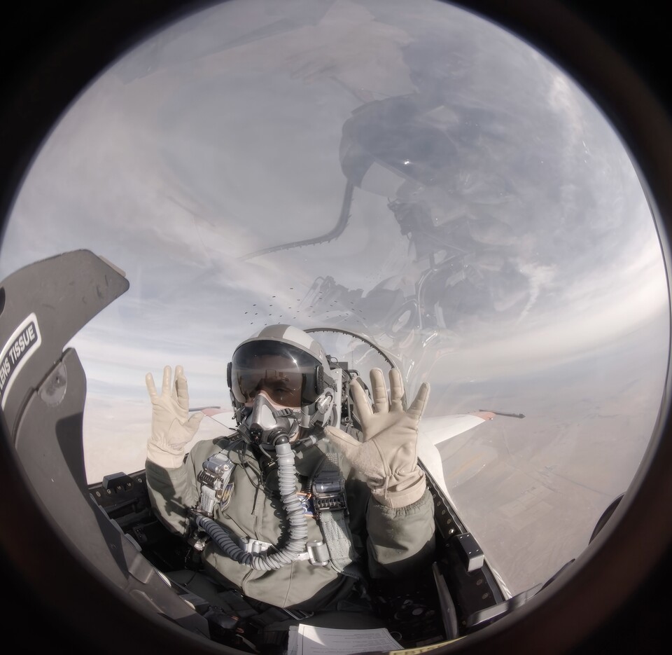 Shield AI의 Hivemind AI 파일럿 기술이 적용된 X-62(F-16 전투기 개조)가 조종사의 아무런 개입이 없는 상태에서 움직이고 있다. (사진=퀀텀에어로)