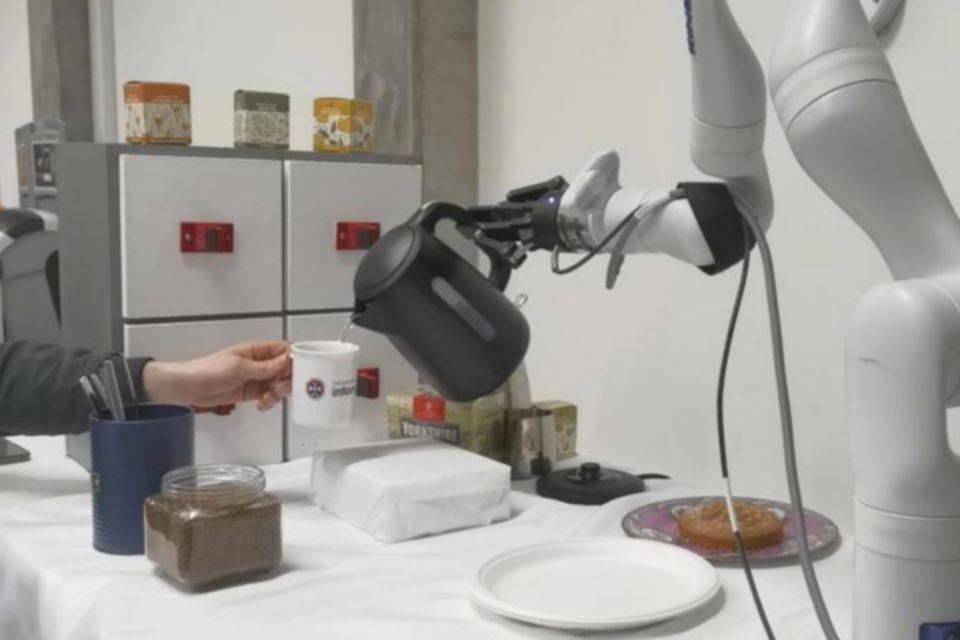 에든버러대 연구진이 개발한 AI 로봇팔. (사진=에든버러대)