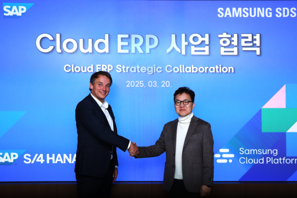 왼쪽부터 SAP Christian Klein(크리스티안 클라인) CEO와 삼성SDS 이준희 대표이사가 클라우드 ERP 사업 확대를 공동 추진하기로 합의했다. (사진=삼성SDS)