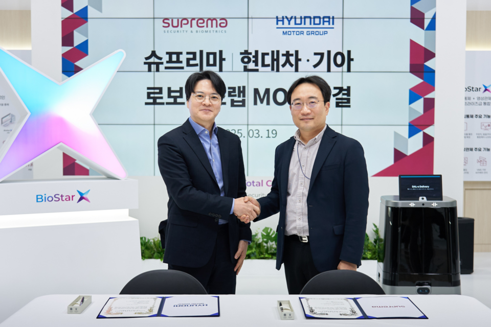 왼쪽부터 슈프리마 김한철 대표와 현대차∙기아 로보틱스랩장 현동진 상무가 업무협약식에서 기념 촬영을 하고 있다. (사진=현대자동차)