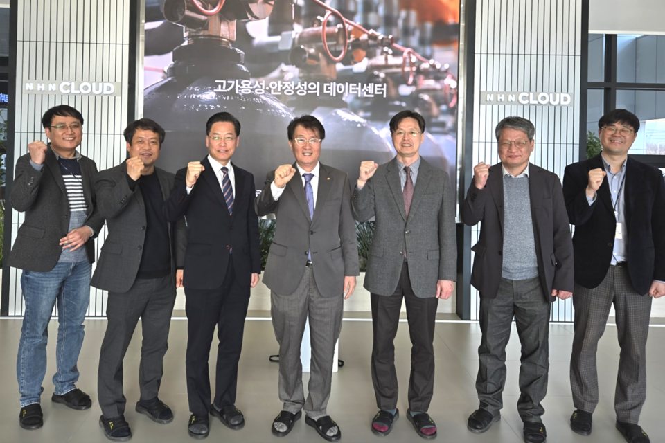 20일 광주 북구 AI데이터센터에서 오상진 AI사업단장(왼쪽부터 5번째), 유종필 창업진흥원장(왼쪽부터 4번째) 등이 AI 창업 생태계 활성화를 위해 파이팅을 외치고 있다. (사진=인공지능산업융합사업단)