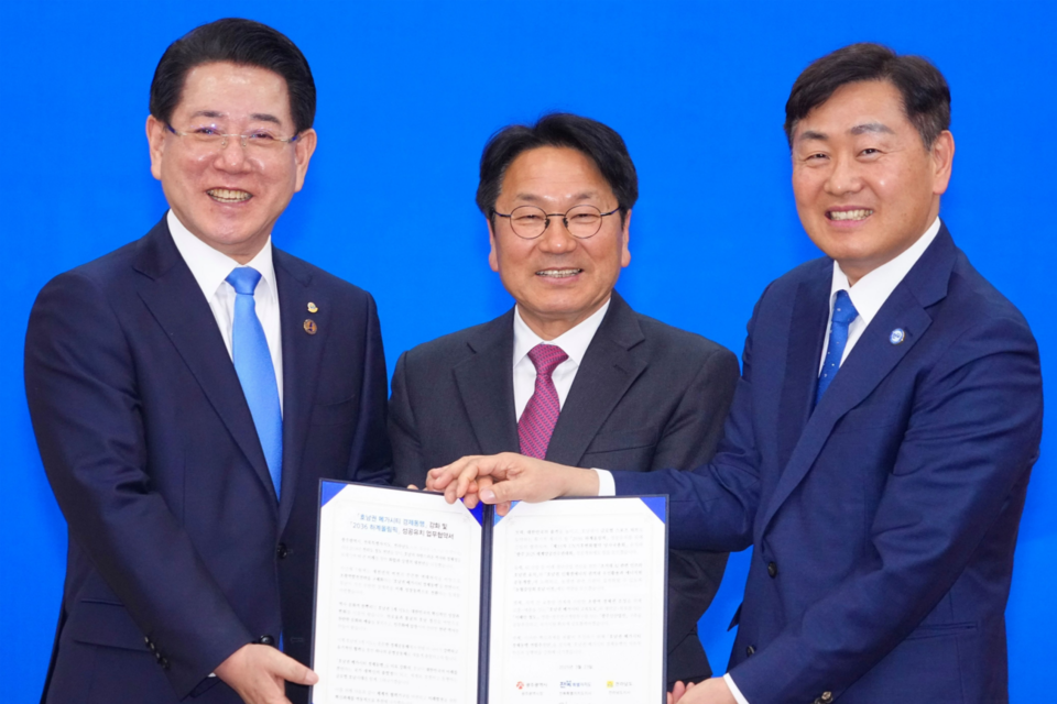 강기정 광주광역시장이 23일 나주시청 대회의실에서 김영록 전남지사, 김관영 전북지사와 호남권 메가시티 경제동맹 강화 등을 위한 호남권 3개 시도 업무협약을 체결하고 기념사진을 촬영하고 있다. (사진=광주광역시)