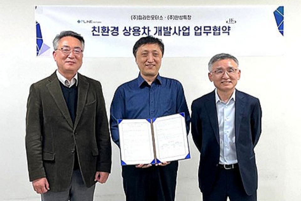 왼쪽부터 한성특장 이상우 공동대표, 피라인모터스 김만용 대표, 한성특장 한창훈 공동대표. (사진=피라인모터스)