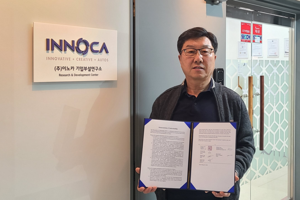 김광희 이노카 대표이사가 한국 및 영국 기관과 공동 체결한 업무협약서(MOU)를 소개하고 있다. (사진=이노카)