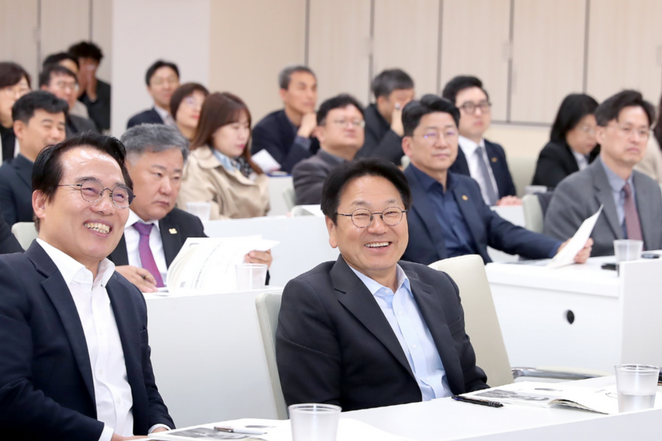 강기정 광주광역시장이 28일 오전 시청 3층 중회의실에서 열린 제11회 정책포럼에 참석해 임문영 더불어민주당 디지털특별위원장의 ‘AX와 광주’ 인공지능, 디지털 전환과 지역의 준비라는 주제로 하는 특강을 듣고 있다. (사진=광주광역시)