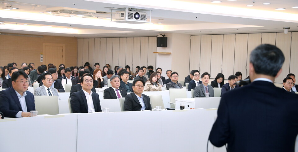 강기정 광주광역시장이 28일 오전 시청 3층 중회의실에서 열린 제11회 정책포럼에 참석해 임문영 더불어민주당 디지털특별위원장의 ‘AX와 광주’ 인공지능, 디지털 전환과 지역의 준비라는 주제로 하는 특강을 듣고 있다. (사진=광주광역시)