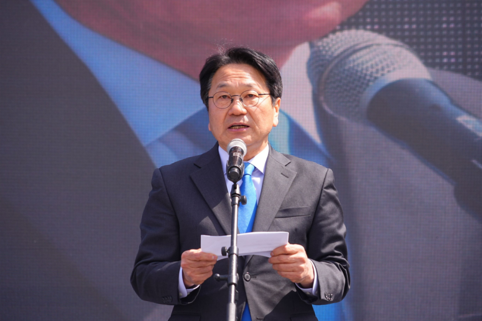 강기정 광주광역시장이 4일 5·18민주광장에서 헌법재판소의 윤석열 대통령 파면과 관련, ‘광주 시민께 드리는 감사의 글’을 발표하고 있다. (사진=광주광역시)