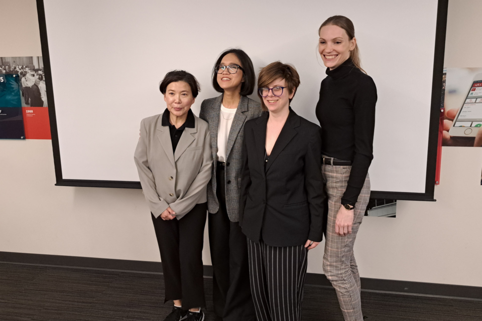 노윤선 다리소프트 공동대표(왼쪽 첫번째)가 콘테스트 수상자들과 기념사진을 촬영하고 있다. (사진=다리소프트)