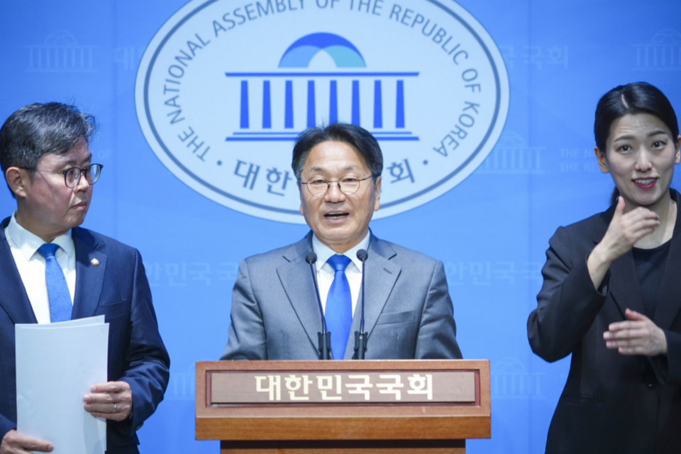 강기정 광주광역시장이 10일 오전 서울 국회 소통관에서 조인철·안도걸·전진숙 국회의원과 함께 AI관련 예산확보 기자회견을 하고 있다.(사진=광주광역시)