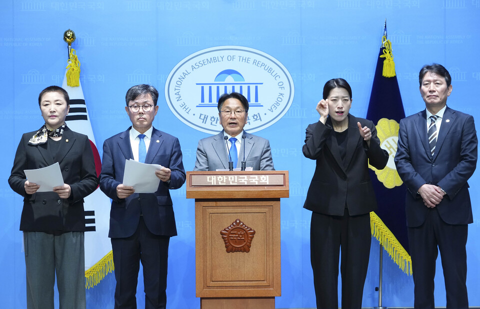 강기정 광주광역시장이 10일 오전 서울 국회 소통관에서 조인철·안도걸·전진숙 국회의원과 함께 AI관련 예산확보 기자회견을 하고 있다.(사진=광주광역시)