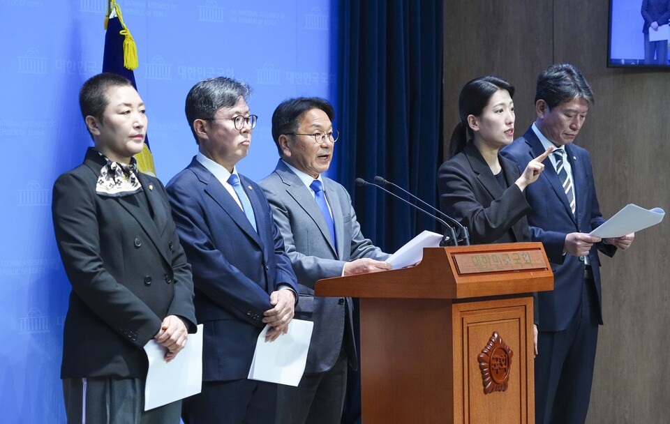 강기정 광주광역시장이 10일 오전 서울 국회 소통관에서 조인철·안도걸·전진숙 국회의원과 함께 AI관련 예산확보 기자회견을 하고 있다.(사진=광주광역시)