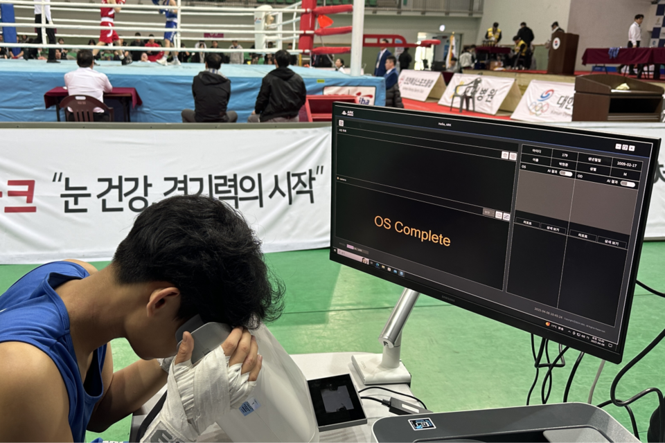 ‘2025 인천광역시체육회장배 전국생활복싱대회’에 참가한 선수가 AI 안저검사를 받고 있다. (사진=아크)