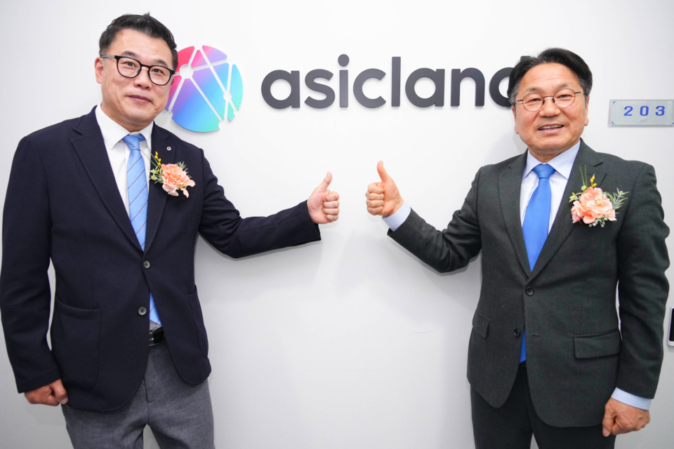 강기정 광주광역시장이 15일 오후 광주실감콘텐츠큐브(GCC)에서 열린 ㈜에이직랜드 광주사무소 개소식에서 이종민 에이직랜드 대표이사와 기념촬영을 하고 있다. (사진=광주광역시)