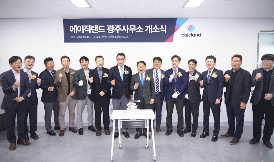 강기정 광주광역시장이 15일 오후 광주실감콘텐츠큐브(GCC)에서 열린 ㈜에이직랜드 광주사무소 개소식에서 참석자들과 기념촬영을 하고 있다. (사진=광주광역시)