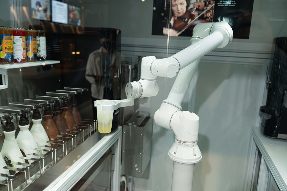 레인보우로보틱스가 개발한 세계 최초 NSF 인증 협동로봇이 무인 로봇카페에 탑재돼 있다. (사진=레인보우로보틱스)