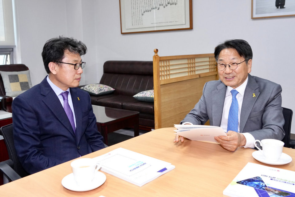 강기정 광주광역시장은 16일 국회에서 더불어민주당 진성준 정책위의장을 만나 광주시 21대 대통령선거 공약인 ‘광주의 제안’을 설명하고 있다. (사진=광주광역시)