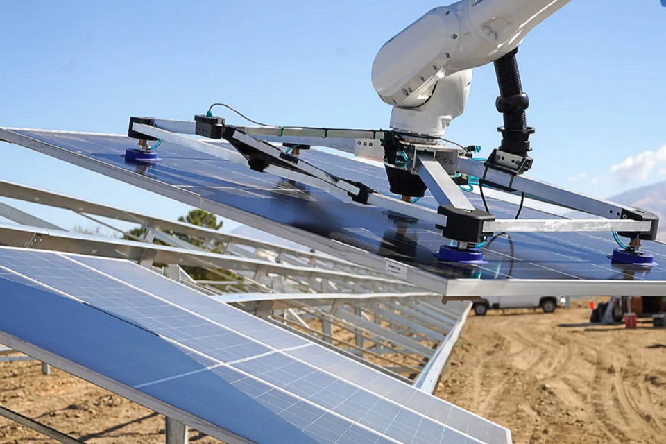 코스믹 로보틱스의 로봇이 태양광 패널을 들어 설치하고 있다. (사진=코스믹 로보틱스)