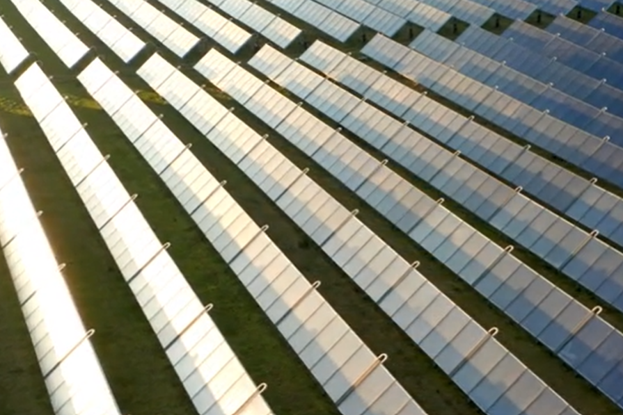 로봇으로 설치한 태양광 발전단지. (사진=코스믹 로보틱스)