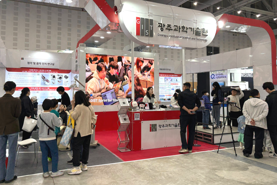 GIST가 ‘2025 대한민국 과학기술축제’의 ‘호기심 연구소’ 공간에 송은성 교수 연구실의 ‘구강형 보청기 및 청감 복원 기술’·‘치과용 핸드피스의 소음제어 시스템’과 AI융합학과 윤정원 교수 연구실의 ‘초박형 전방향 트레드밀’을 전시 및 부스를 운영하고 있다. (사진=지스트)