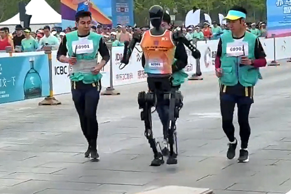 휴머노이드 로봇 하프마라톤에서 우승을 차지한 '텐궁 울트라'. (사진=X)